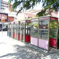 Pet kabin (od tega ena z dvema telefonoma) ostaja v središču 
Portoroža. Telekom je njihov servis opravil pred dobrim 
mesecem.