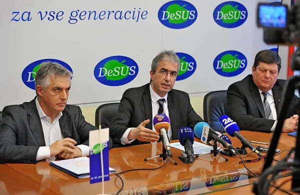 Poslanska skupina Desusa (od leve Tomaž Gantar, Uroš Prikl 
in Franc Jurša) je najprej bila usklajena z vladnim predlogom 
o Zavarovalnici Triglav, nato pa ni bila več usklajena ...