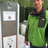 Borut Benedejčič ob oznaki, na kateri je vidna (zgoraj) 
pozlačena medalja, ki jo je njegov vrt prejel včeraj zjutraj na 
mednarodni razstavi Chelsea Flower Show   v Londonu.

