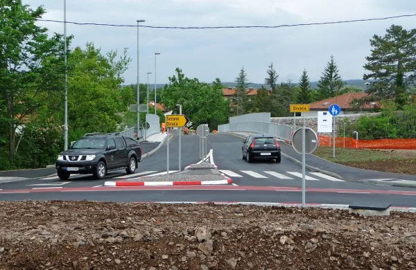 Novi nadvoz na Kraški cesti je postal urejeni vhod v mestece 
Divača.  Na krožišču manjka le še ureditev notranjega dela.