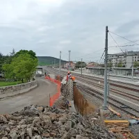 Zaradi opornega zidu, ki so ga zgradili na nekdaj zasebnem 
zemljišču, so se dela na železniški postaji zavlekla.

