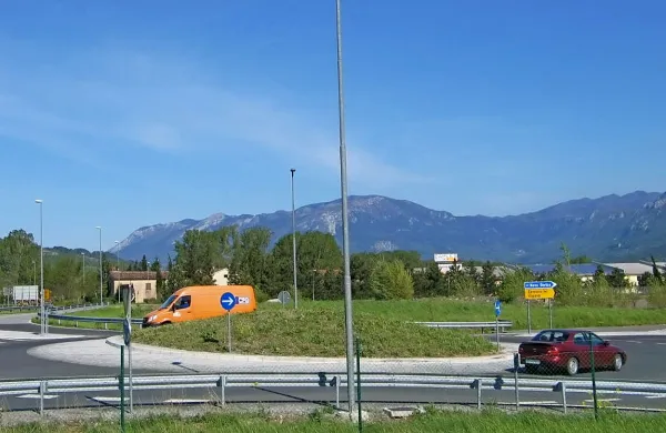 Vipavci bi polepšali krožišče pri izvozu s hitre ceste, a je 
očitno to pretrd oreh. 