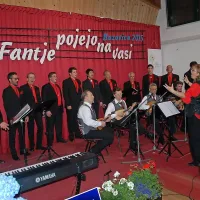Pevci Moške vokalne skupine Lipa iz Bazovice in tamburaši 
SKD France Prešeren iz Boljunca so se predstavili tudi na 
prireditvi  Fantje  pojejo na vasi v Bazovici.  