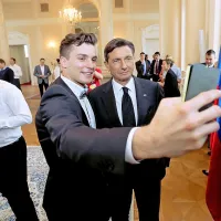 Za Faka osebna po&scaron;tna znamka, za Mazejevo pa zelo osebno vpra&scaron;anje