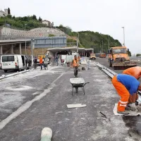 Na koprski strani predora Markovec delavci  v teh dneh  hitijo 
še z zadnjimi deli.