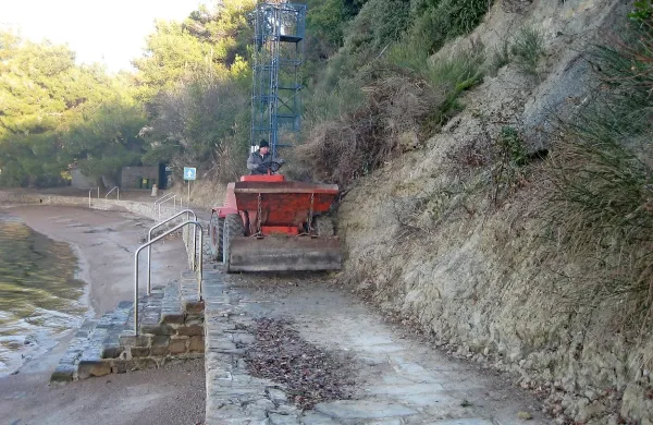 Klif, pešpot in plažo  bodo zaposleni v Mladinskem zdravilišču 
in letovišču Debeli rtič pregledovali, varnostnih mrež pa do 
jeseni zagotovo ne bo.  