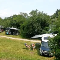 Avtodomi letos ne smejo več parkirati na zelenici ob jezeru v 
Fiesi. 