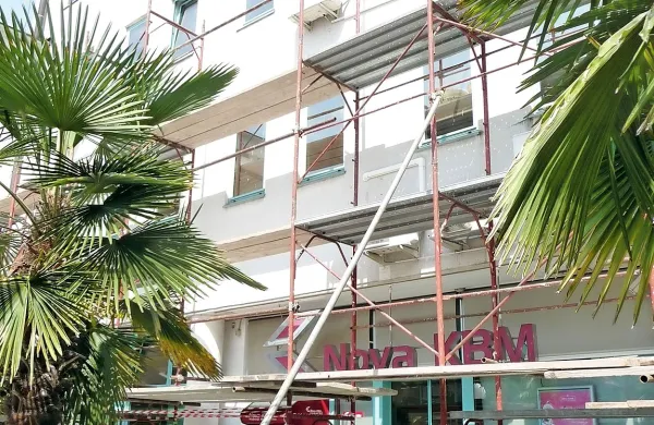 Gradbeni odri na Ogrlici so zrasli že do drugega nadstropja, 
a so gradbena dela začasno ustavili zaradi lastovk. 