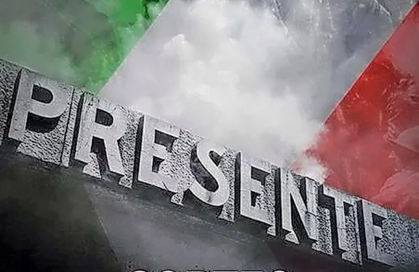 “Italija ponovno vstani, bori se in zmagaj,” piše na plakatu, ki 
vabi na shod in ima v središču ikonično besedo “presente”, 
prisoten, ki se ponavlja tudi na stopnicah kostnice v Redipulji.  

