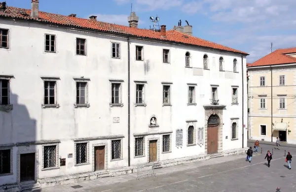 Na delavnicah in neformalnih druženjih bodo študenti lahko 
prisluhnili predstavitvam tako mladih kot izkušenih podjetnikov o prvih korakih v svetu podjetništva in receptih za 
uspešnejše poslovanje. 