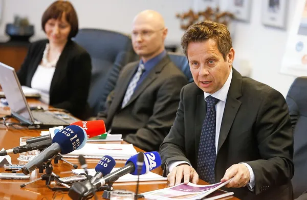 Tomaž Vesel: “Teorija odlašanja se ne izkaže za 
uspešno. Treba bo sprejeti reformne ukrepe, 
drugače strukturnega primanjkljaja ne bo mogoče 
odpraviti.” 