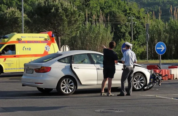 Neprevidni Rus je v ponedeljek popoldne v Strunjanu očitno 
spregledal domačina na mopedu in ga zadel.