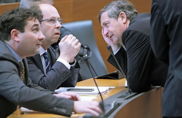 Dušan Mramor Karla Erjavca danes ni uspel prepričati z 
argumenti glede začasne uvrstitve Zavarovalnice Triglav med 
strateške naložbe.