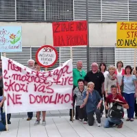 Prebivalci Žirij so pričakali predstavnike države in projektante  s transparenti.