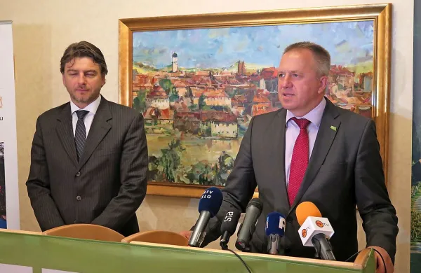 Minister za gospodarski razvoj in tehnologijo Zdravko 
Počivalšek se je danes v Mariboru sestal na delovnem 
sestanku s hrvaškim ministrom za turizem Darkom Lorencinom