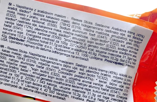 Napolitanke z arašidovim maslom ameriškega proizvajalca 
vsebujejo gensko modificirane sladkorno peso, koruzo in 
sojo.
