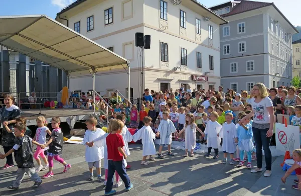 Dobrodelna prireditev za nov vrtec v Spodnji Idriji je  strnila 
občane vseh generacij. 