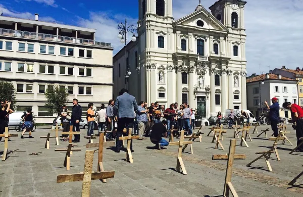 V soboto so na Travniku postavili 260 križev kot opozorilo na 
veliko morijo prve svetovne vojne. 