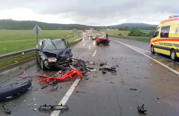 28-letni voznik iz Ljubljane je vozil z avtoceste proti Rakitniku, 
ko ga je v levem ovinku zaneslo in je trčil v naproti vozeči 
osebni avtomobil, ki ga je vozil 39-letnik iz Pivke.