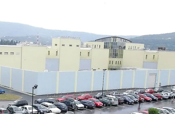 Skoraj sedem let po dogodku so na koprskem sodišču 
obsodili Ljubljančana, ki je zapakiral heroin, tega pa je 
neznanec čez zid vrgel na zaporniško dvorišče.