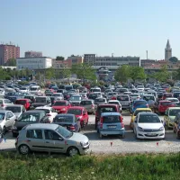 Kmalu bo plačljivo tudi parkirišče na makadamu za tržnico, 
kjer je predvidenih približno  500 parkirnih mest, asfaltirati pa 
ga za zdaj ne nameravajo. Za mesečno parkiranje bo treba 
odšteti deset evrov, dnevno parkiranje pa bo stalo en evro. 