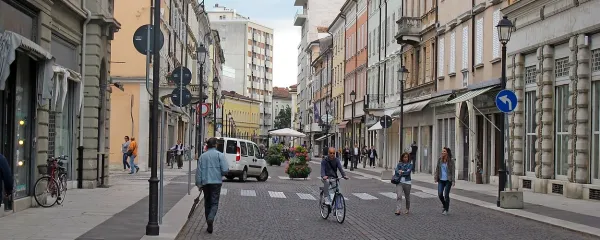 Odprto ostaja vprašanje, ali bo shod pričakalo središče 
Gorice (na sliki Korzo Verdi) z veliko zaprtimi lokali.