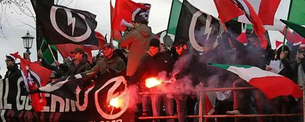 Goreče bakle, na desetine zastav in maske v barvi 
italijanske trobojnice so tipična ikonografija shodov Case 
Pound. 