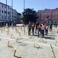 Prejšnjo soboto so organizatorji jutrišnjega protesta proti 
shodu neofašistov na Travniku postavili križe. S tem so želeli 
opozoriti, da vojna prinaša trpljenje in smrt tisočev ljudi in ni 
nekaj, kar bi smeli slaviti in poveličevati. Takrat so organizacije in posamezniki še upali, da bo shod Case Pound 
morda odpovedan.  