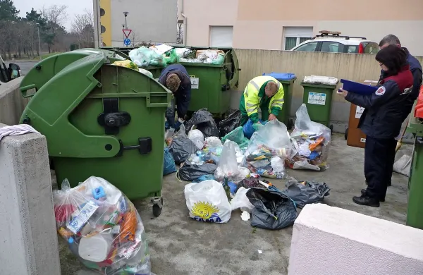 Večji delež ločeno zbranih odpadkov dosegajo na Krasu tudi 
z občasnimi nadzori, pri katerih komunalcem pomagajo 
delavci medobčinskega inšpektorata in redarstva.  