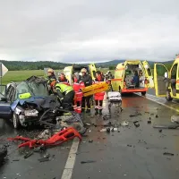Gasilci in reševalci so se trudili iz modrega volva čim prej rešiti 
ukleščenega Pivčana. 