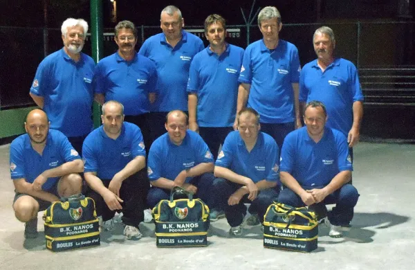 Zasedba Balinarskega kluba Nanos Podnanos, (zgoraj, z 
leve): Jože Furlan, Niko Šraml, Bogdan Franetič, Bogdan 
Trošt, Ivan Kodre, Srečko Fabčič; čepijo: Matjaž Furlan, 
Tomaž Batagelj, Jožko Suša, Miloš Mislej, Mitja Semenič. 