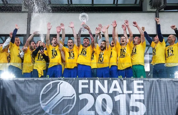 Kapetan Ivica Guberac je prvi visoko v zrak dvignil kristalni  pokal.