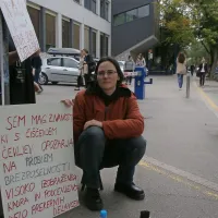 Miša Gams: “V zadnjih desetih letih sem zaslužila 
v povprečju manj kot 3000 evrov na leto, zadnji 
dve leti celo manj kot 2000 evrov. Kdo se bo 
postavil v bran takšnim, kot sem jaz?”