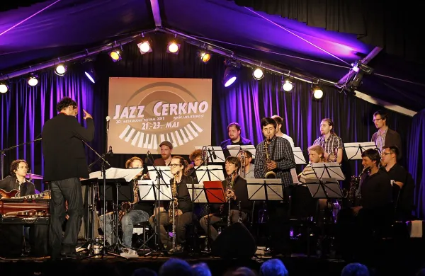 Peter Ugrin z big bandom mladih, energičnih glasbenikov - 
GveriLLaz - udarno uvedel jubilejni festival. 

  