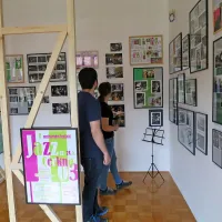 Fotografije, plakati, arhivsko gradivo, videi in še in še ... 
ponujajo pregled od entuziastičnega do svetovno odmevnega Jazz Cerkno.