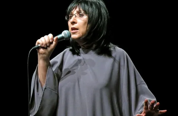 Svetlana Makarovič bo drevi v Kinu Šiška tudi zapela, sicer pa 
bo večer, naslovljen Kdor gleda ljudi skozi mačje oči, 
predvsem povezovala.  