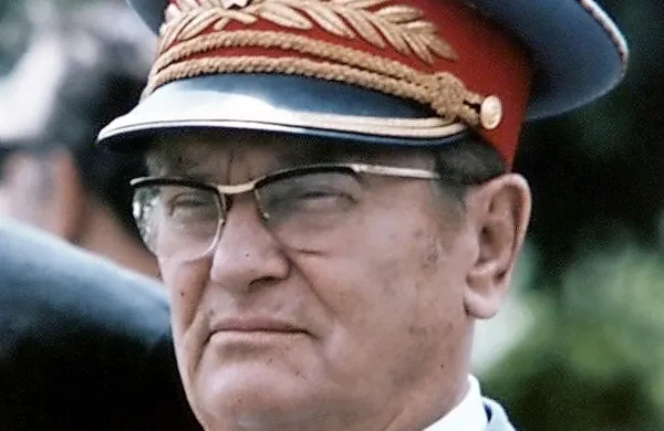 Kljub dežju se je danes v Kumrovcu zbralo približno 7000 
privržencev bivšega jugoslovanskega predsednika Josipa 
Broza Tita ob 123. obletnici njegovega rojstva.
