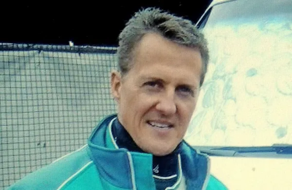 Leto in pol po hudi smučarski nesreči, v kateri si je poškodoval glavo, nekdanji svetovni prvak formule 1 Michael 
Schumacher le počasi okreva.