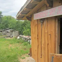 Na staji  je oslico in ovco pričakal napis: “Dobrodošli spet 
doma.”