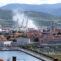 Na odprtem parkirišču za delovna vozila ob viaduktu bodočega novega vhoda v koprsko pristanišče pod Serminom 
je dopoldne, nekaj minut pred 10. uro, zagorel traktor.