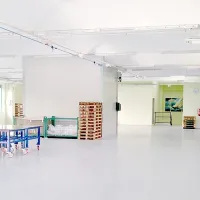 Nova hala bolj kot na proizvodno spominja na plesno 
dvorano, a se bo v njej še kako delalo.