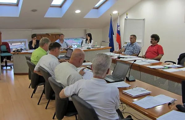 Komenski svetniki so Katji Fedrigo (stoji za govornico) 
zastavili vrsto vprašanj, dobili pa le malo konkretnih odgovorov.