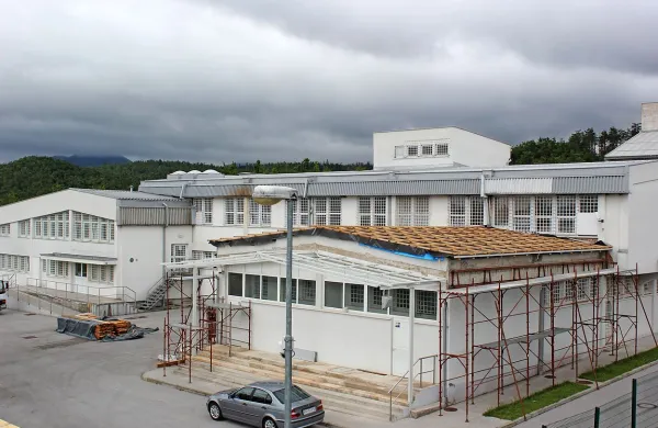 V Centru za tujce kljub praznim kapacitetam beguncev po 
trenutnih predpisih ni mogoče nastaniti, saj je center policijska ustanova zaprtega tipa.