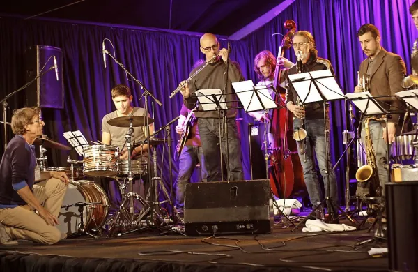 Zlatko Kaučič kot dirigent na čelu Cerkno Jubileum Orchestra v poklon Jazz Cerkno festivalu in njegovemu  tvorcu 
Boštjanu Cveku.