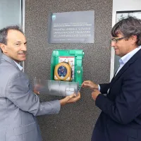 Načelnik izolske upravne enote Branko Andrejašič (levo) in izolski župan 
Igor Kolenc ob novem defibrilatorju, ki so ga postavili na pročelje 
stavbe.   