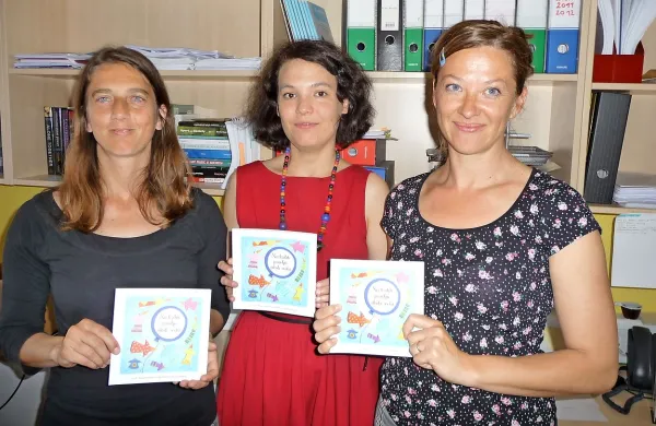 Raziskovalke (z leve) Zorana Medarić, Martina Rameša in 
Mateja Sedmak s publikacijo Na krilih pravljic okoli sveta. 