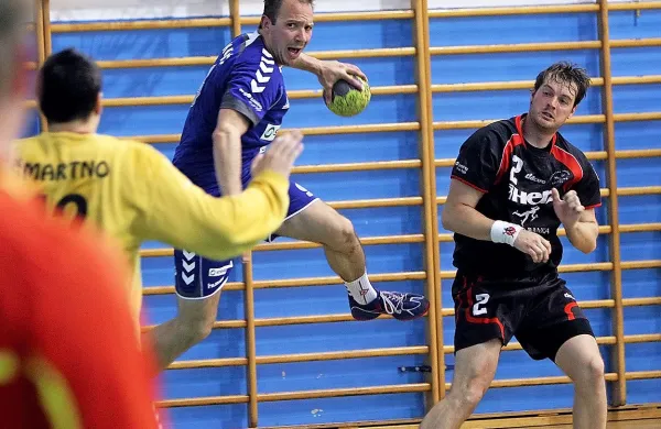 Nikola Kojić (z žogo) v elementu ...