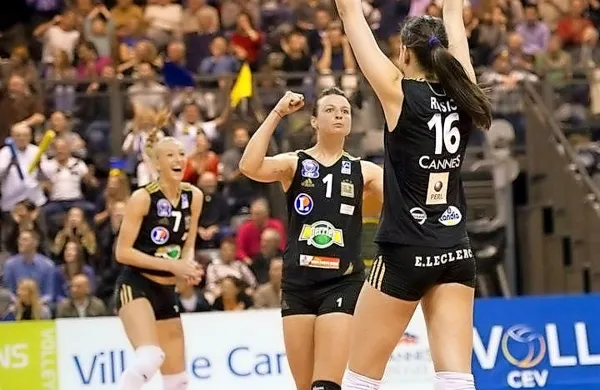 Tina Lipicer Samec je letos igrala v Italiji, vrhunec pa je kot 
evropska podprvakinja doživela  s francoskim Cannesom.