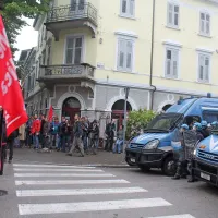 Nekaj trenutkov napetosti je bilo ob zaključku shoda Case 
Pound, ko so se nekateri udeleženci protifašističnega shoda 
skušali približati parku in pri tem (v italijanščini) vzklikali gesla, 
kot so “Fašiste v fojbe”. Ustavila jih je policija, 