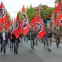 Pripadniki Case Pound so korakali v urejenih vrstah ter v 
tišini, ki je iz protestnega naredila tako rekoč žalni sprevod. 